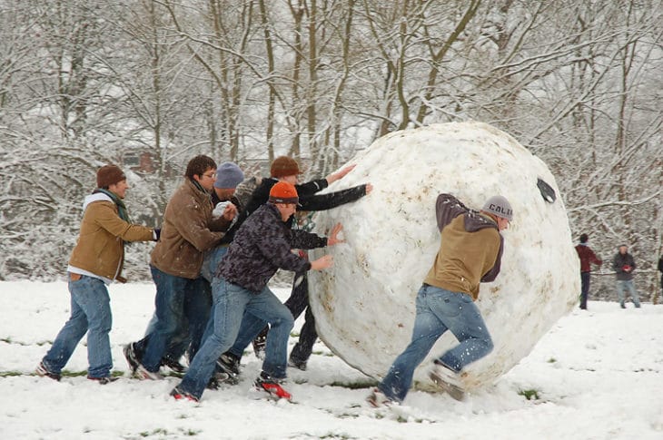 Efekt kuli śniegowej - Ilustracja: wielka kula śnieżna