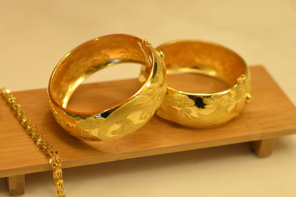 Złote pierścionki. Fot. Queena Deng/Pixabay